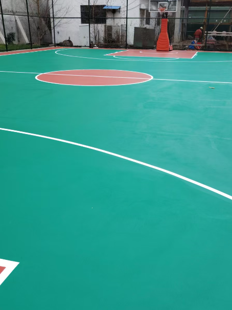 白鹭湖管理区 球场长期使用易出现地面开裂